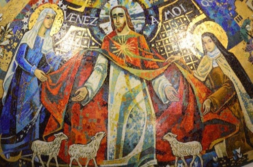 Thánh nữ Teresa Hài Đồng bên cạnh Chúa Giêsu và Mẹ Maria